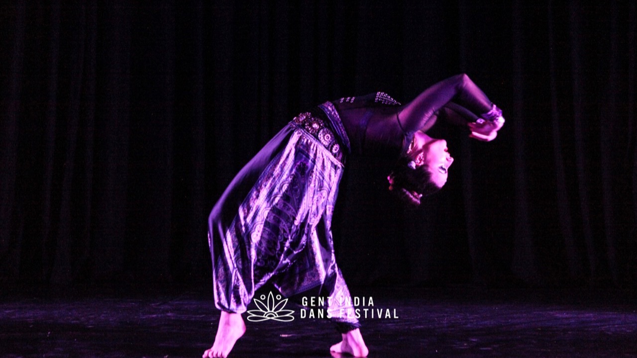 Jana Jayanti in a backbend under violet light